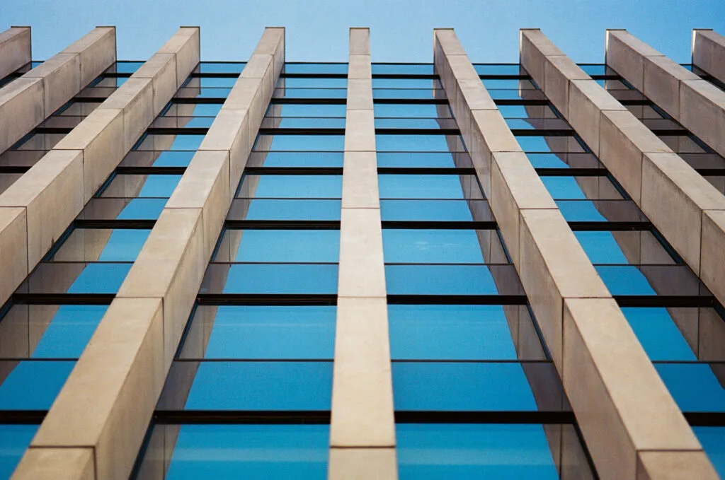 Contre-plongée symétrique sur une façade vitrée à ossature béton, Île de Nantes, Kodak Ektar 100