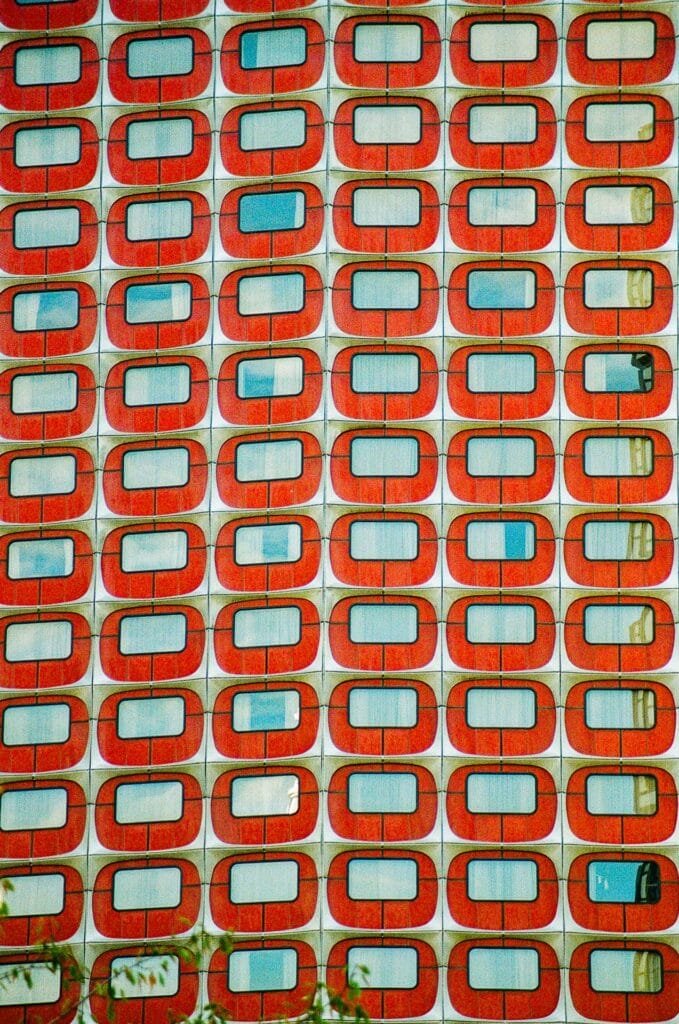 Fenêtres rouges en forme d'écran de télévision de l'ancien hôtel Nikko, Beaugrenelle, Kodak 200