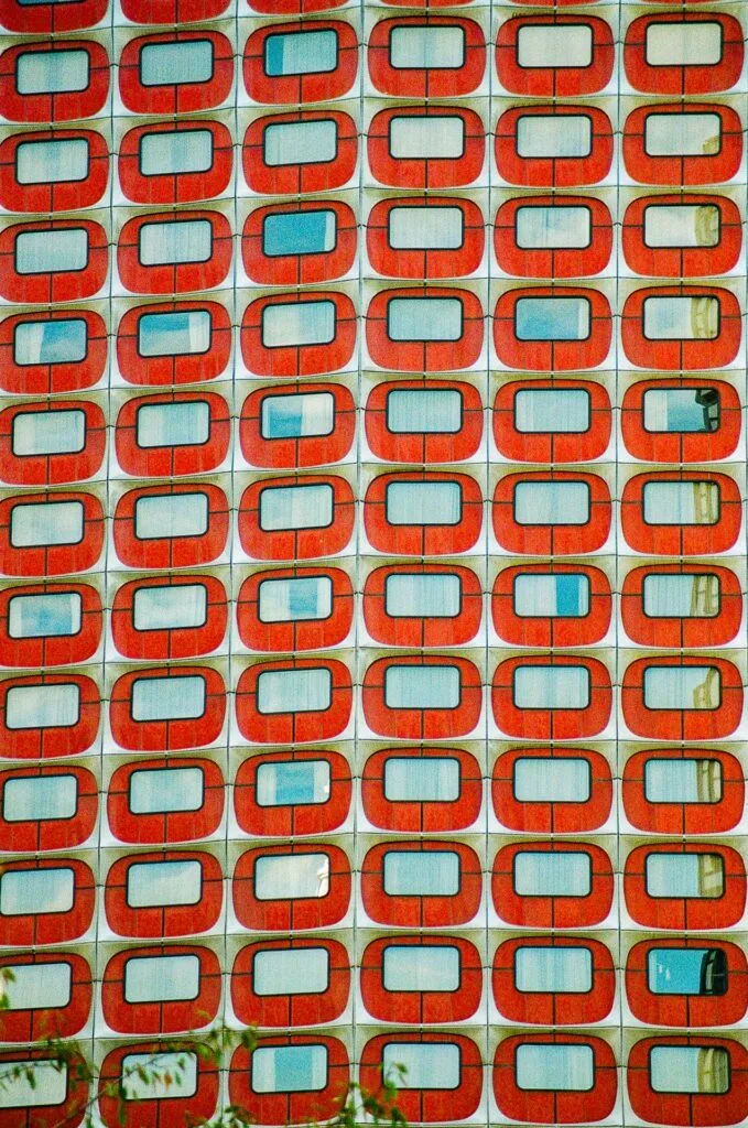 Fenêtres rouges en forme d'écran de télévision de l'ancien hôtel Nikko, Beaugrenelle, Kodak 200