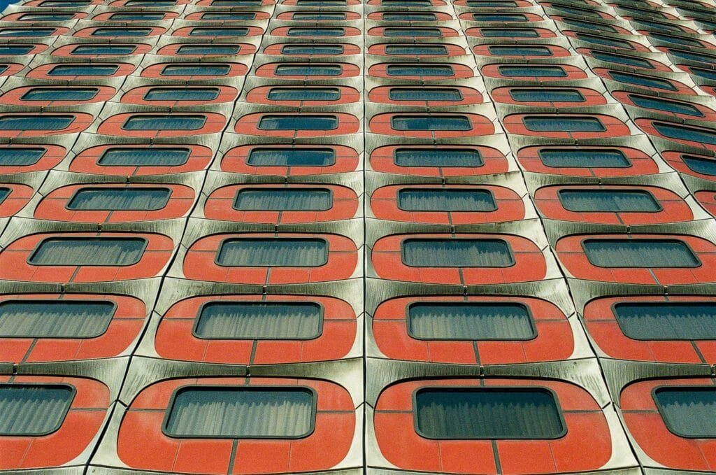 Façade de l'ancien hôtel Nikko en contre-plongée, fenêtres encadrées de rouge, Front de Seine, SantaColor 800