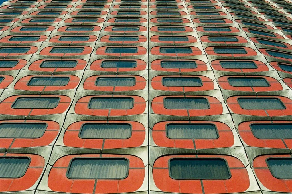 Façade de l'ancien hôtel Nikko en contre-plongée, fenêtres encadrées de rouge, Front de Seine, SantaColor 800