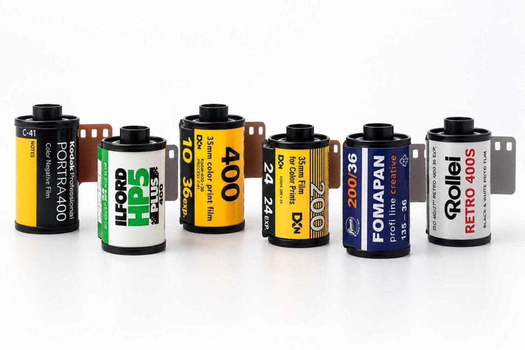 Gamme de pellicules argentiques 135 (Portra 400, HP5, Fomapan, Rollei Retro) illustrant l'écart de prix entre les films.