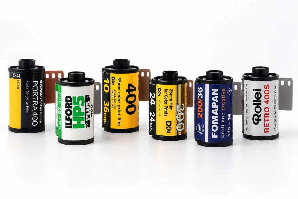 Gamme de pellicules argentiques 135 (Portra 400, HP5, Fomapan, Rollei Retro) illustrant l'écart de prix entre les films.