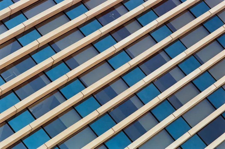 Grille de façade vitrée bleue en diagonale, motif géométrique répétitif, Île de Nantes