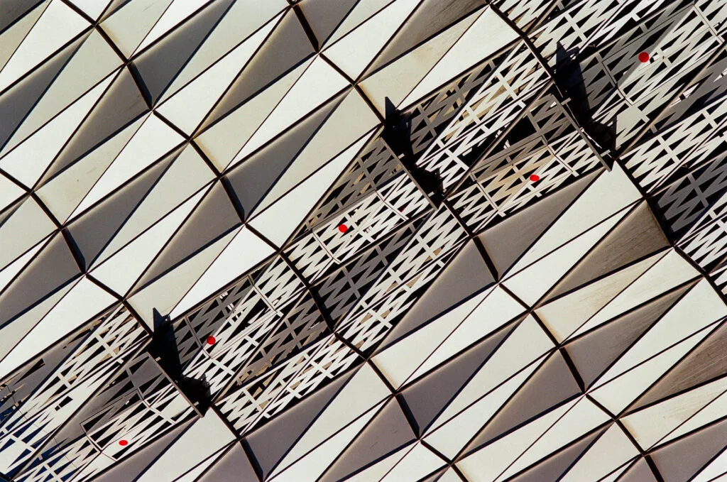 Motif triangulé et lignes directrices sur une façade métallique, Île de Nantes, Kodak Ektar 100