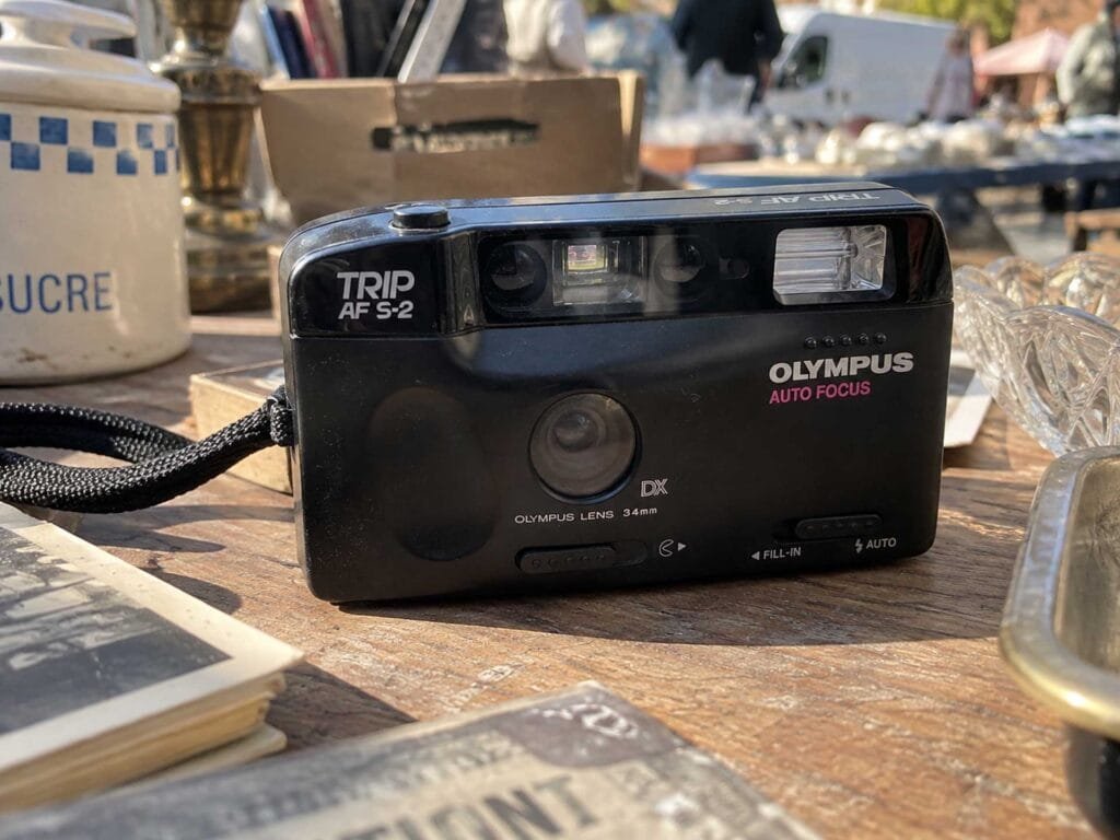 Olympus Trip AF S-2 trouvé pour 3 euros dans un vide-grenier, exemple de boîtier argentique bon marché
