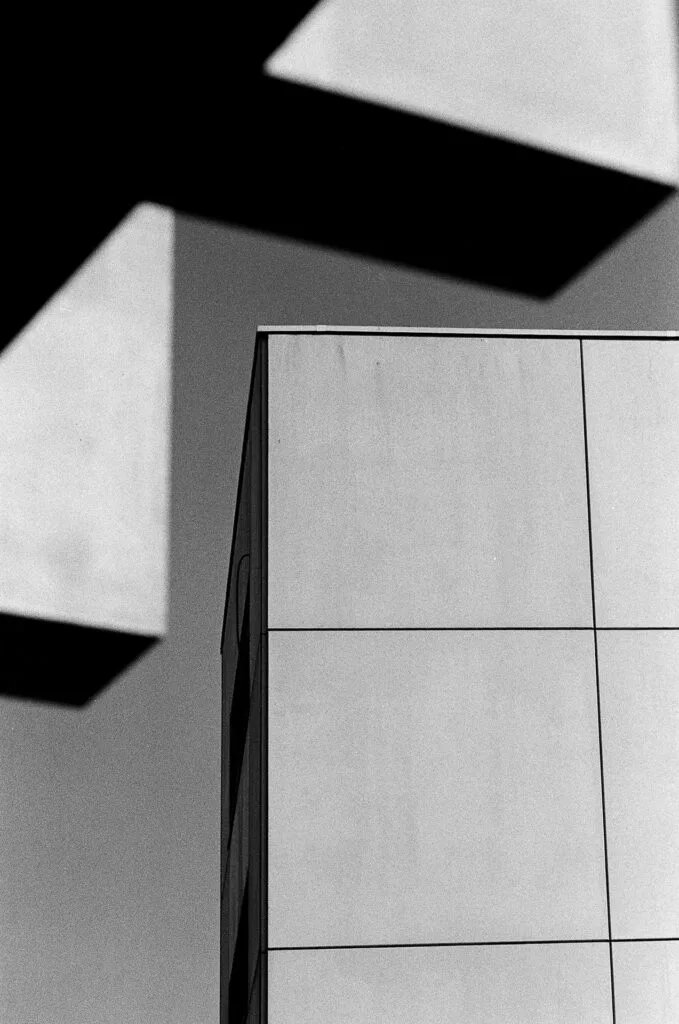 Ombre géométrique abstraite sur une façade en béton, Île de Nantes, Ilford HP5