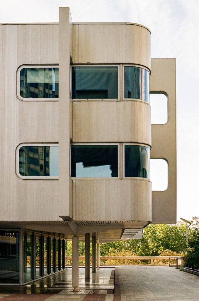 L'Orion 55, bâtiment en aluminium blanc sur pilotis conçu avec les ateliers Jean Prouvé, dalle de Beaugrenelle, Kodak 200