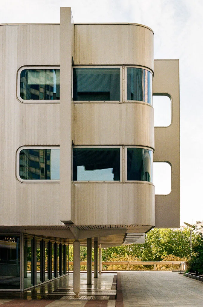 L'Orion 55, bâtiment en aluminium blanc sur pilotis conçu avec les ateliers Jean Prouvé, dalle de Beaugrenelle, Kodak 200