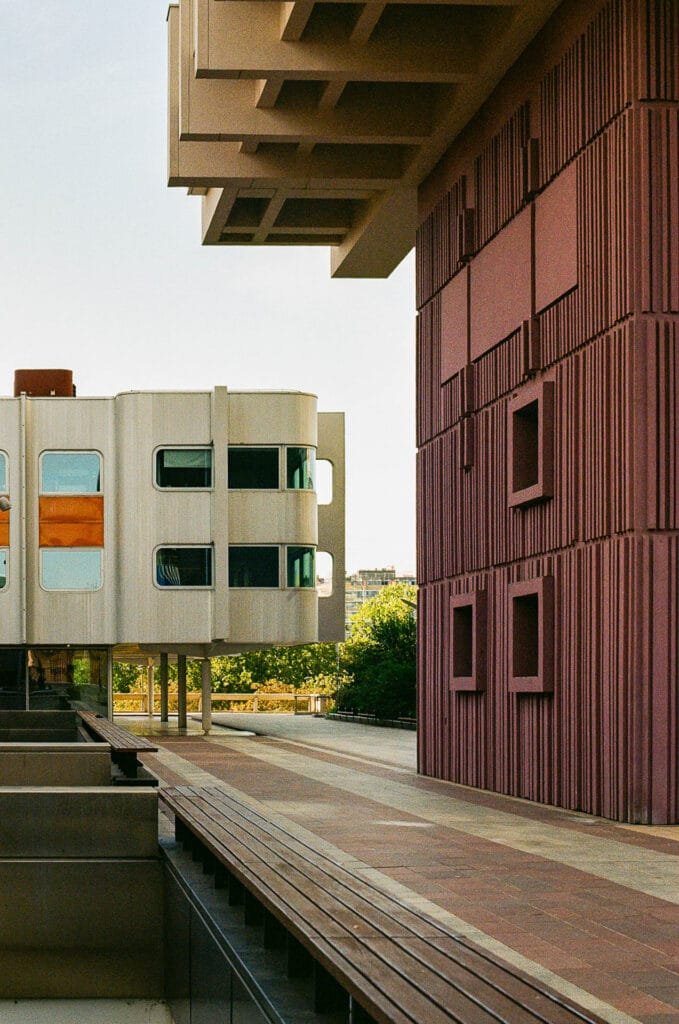 L'Orion 55 face à une façade mauve striée, dalle du Front de Seine