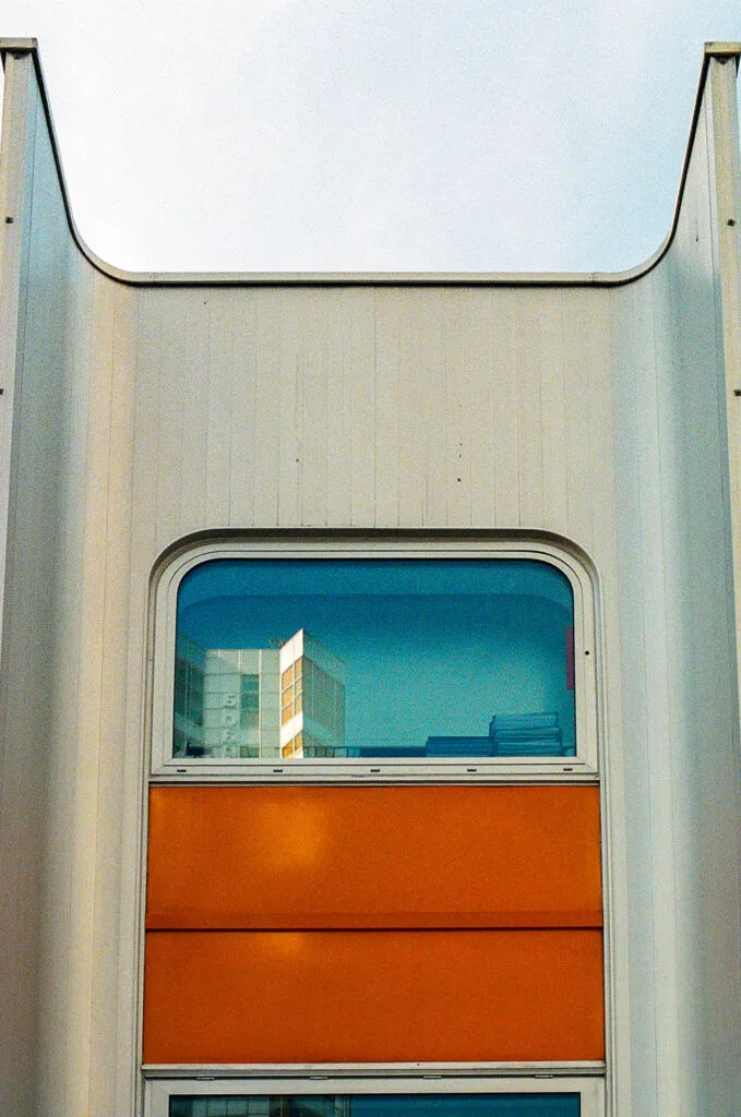 Haut de l'Orion 55, panneaux orange et fenêtre arrondie, dalle de Beaugrenelle, SantaColor 800