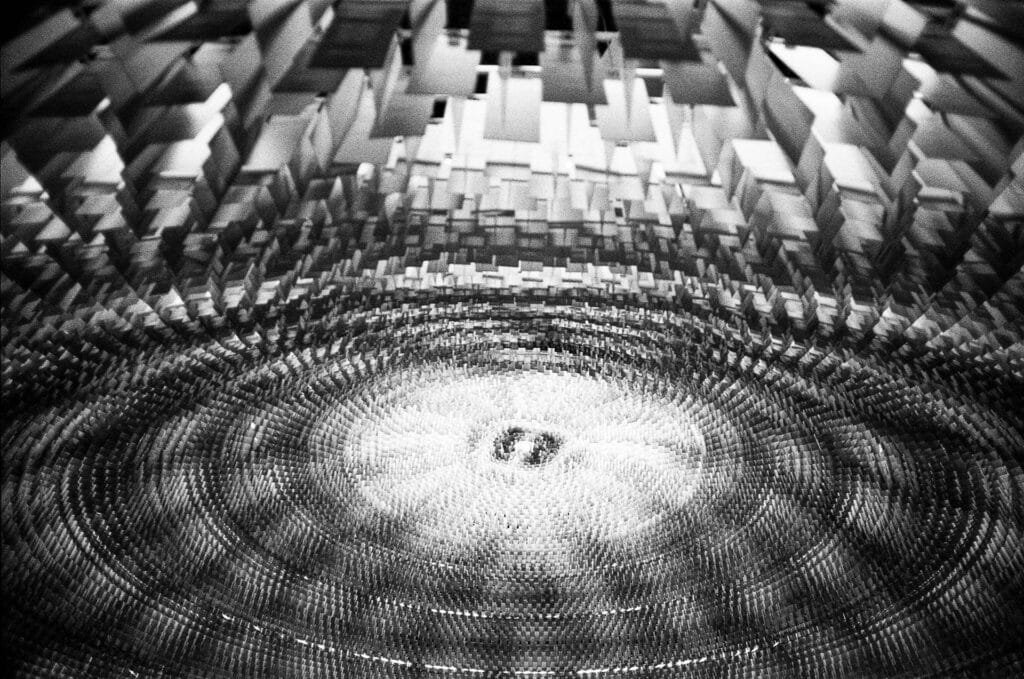 Lamelles d'aluminium en perspective jusqu'au centre de la coupole, Espace Niemeyer, Paris