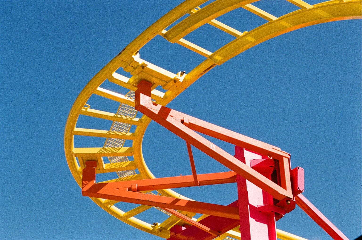 Détail des rails jaunes et rouges d'un grand huit à la fête foraine de Nantes, photographié au Nikon F6 avec un Micro-Nikkor 105mm f/2.8 AF-D sur pellicule Kodak Color 200