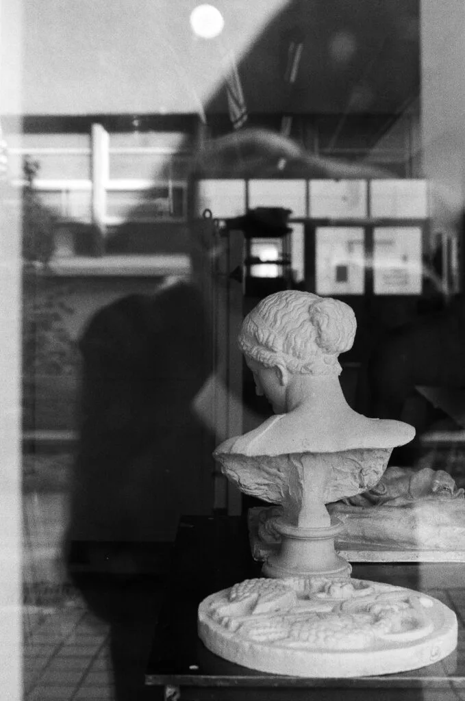 Reflet dans une vitrine sur un buste en plâtre, École des Beaux-Arts de Nantes, argentique noir et blanc