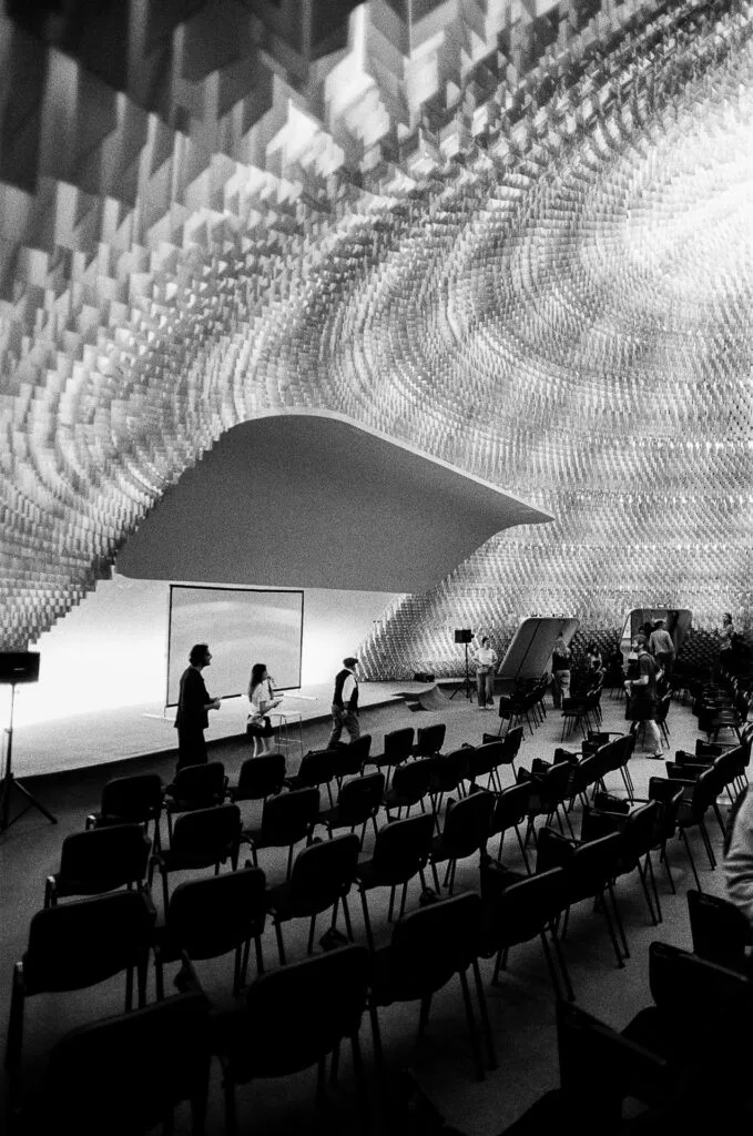 Salle du Conseil national sous la coupole de l'Espace Niemeyer, voûte de lamelles d'aluminium, Ilford HP5