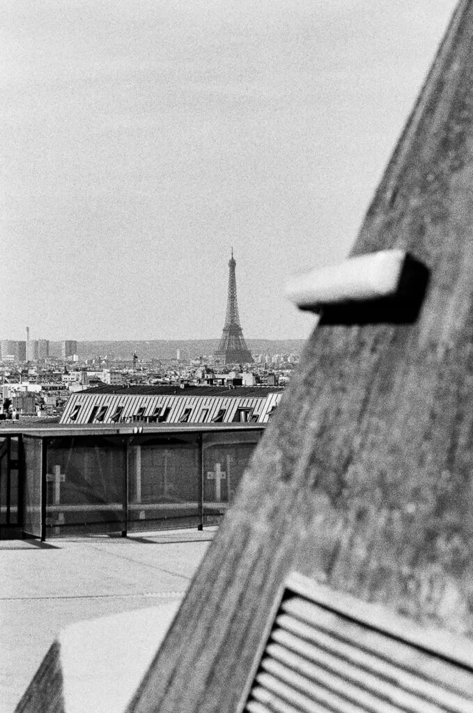 La tour Eiffel cadrée derrière une arête de béton du toit de l'Espace Niemeyer, Ilford HP5