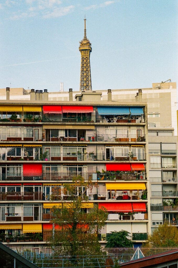 Tour Eiffel dépassant d'un immeuble aux stores rouges, jaunes et bleus, Front de Seine, SantaColor 800