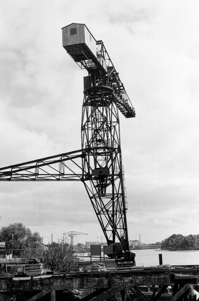 La Grue noire des anciens chantiers Dubigeon au Bas-Chantenay à Nantes, en contre-plongée sous un ciel couvert
