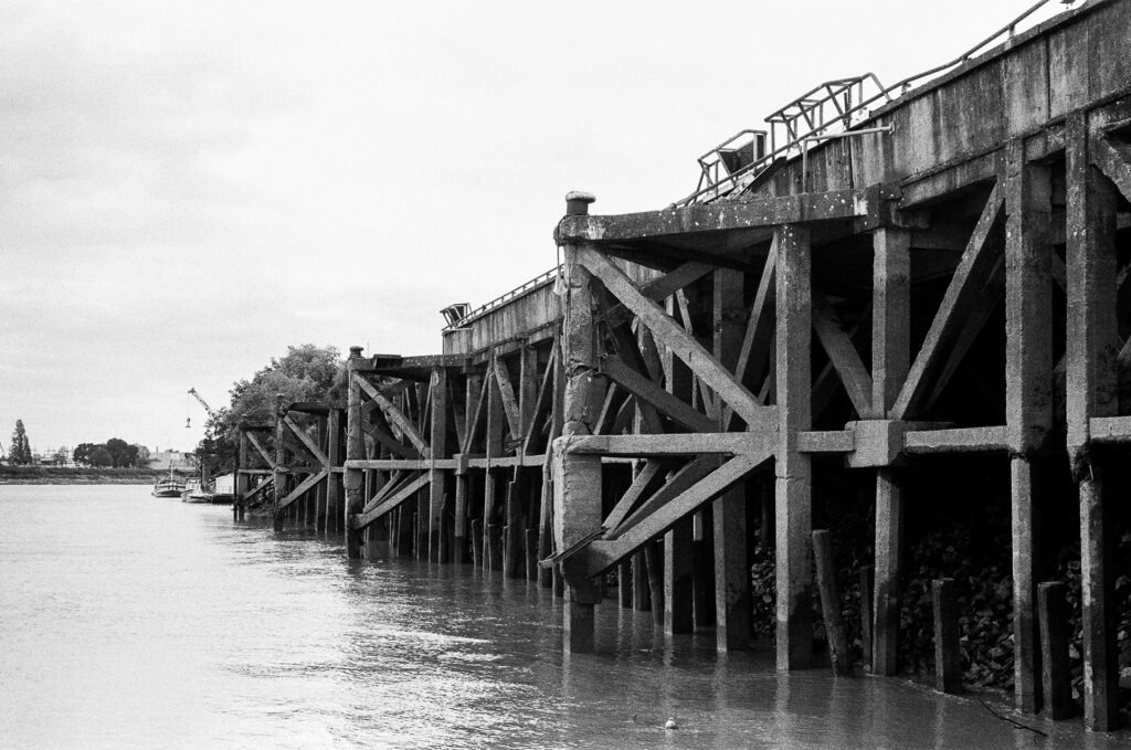 Anciens quais en béton sur pilotis au bord de la Loire au Bas-Chantenay à Nantes, avec leurs poutres croisées et une bitte d'amarrage