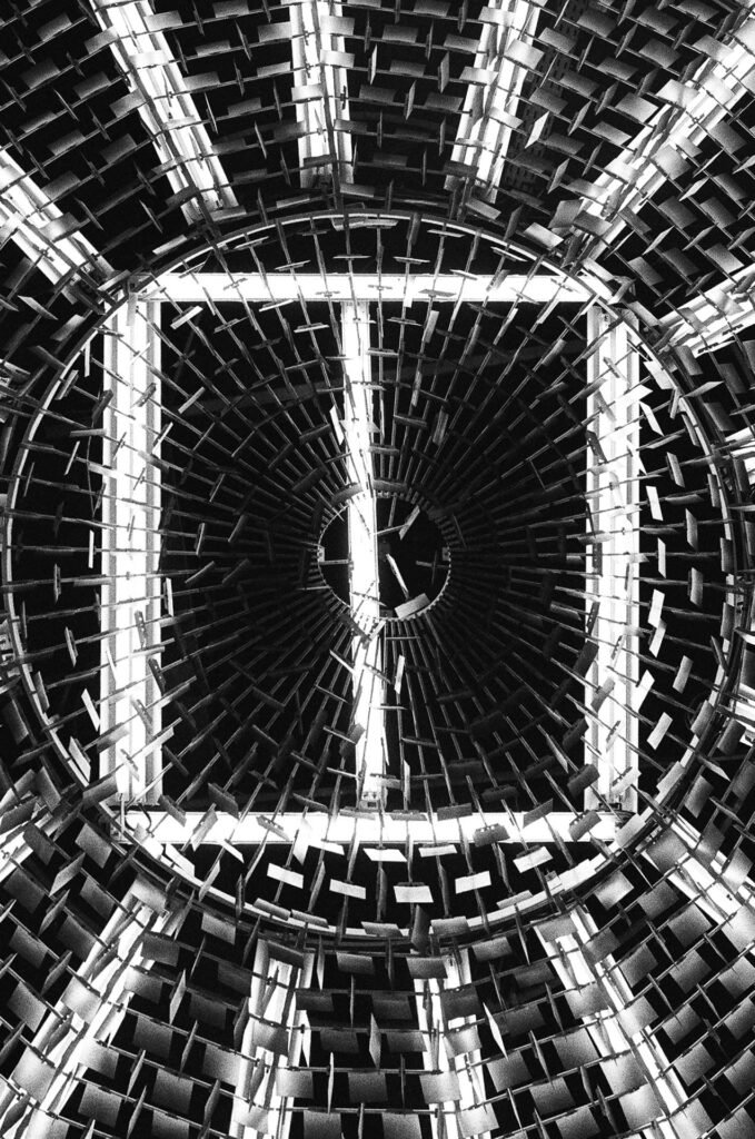 Sommet de la coupole de l’Espace Niemeyer vu d’en dessous, lamelles d’aluminium rayonnant autour de l’oculus central et tubes lumineux, Ilford HP5