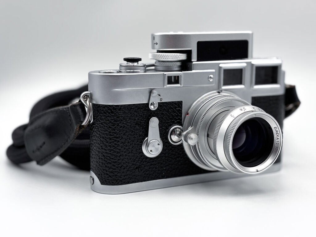 Objectif Thypoch Eureka 50mm f/2 en version aluminium, sorti et monté sur un Leica M3 chromé de 1958, avec une cellule Keks M-Meter sur la griffe porte-accessoire